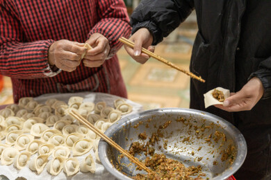 中国传统手工包饺子美食