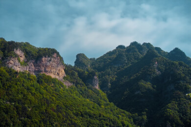 户外山峦岩石绿植自然景观摄影