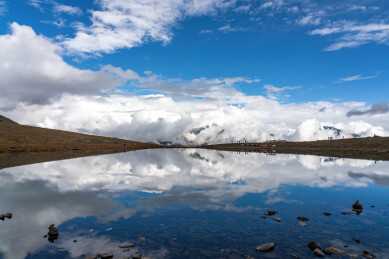 四川甘孜州冷嘎措贡嘎雪山主峰云海缭绕景色