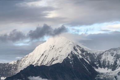 四川甘孜州冷嘎措贡嘎雪山主峰云海缭绕景色