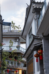 洱海白墙黛瓦古街巷道红灯笼点缀
