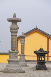 广西柳州柳城县凤山镇开山寺寺庙庭院石经幢与铜香炉景观