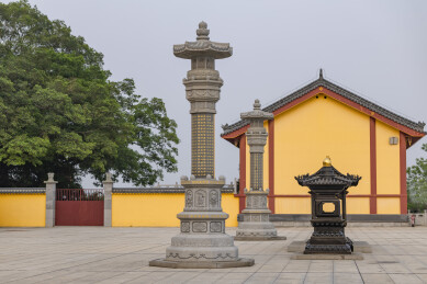广西柳州柳城县凤山镇开山寺黄色寺庙前石经幢与香炉景观