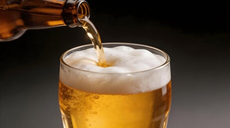 金黄色啤酒倒入玻璃杯的特写