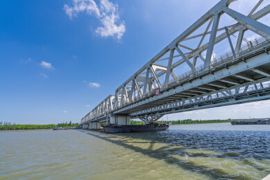 白色钢桁架铁路桥横跨河面全景蓝天白云