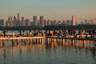 武汉市东湖朝霞：城市与人文的晨景交响