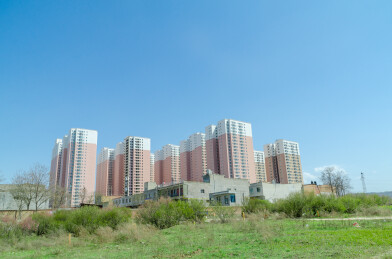 城市天际线与自然景观