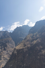 虎跳峡高耸陡峭山峰与蓝天白云景观