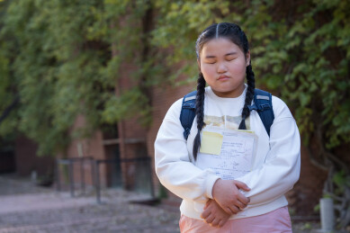 校园少女低头沉思