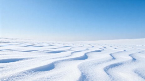 雪地波纹蓝天远景