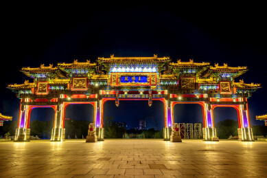 中国辽宁鞍山玉佛山景区玉佛苑牌坊夜景风光