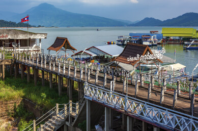 老挝南俄湖，澄澈湖面烟波浩渺，游船穿梭