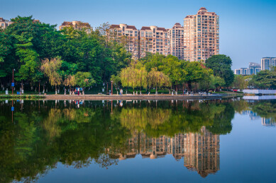 秋日湖畔城市倒影
