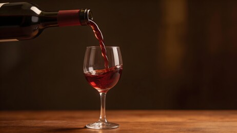 红酒倒入酒杯