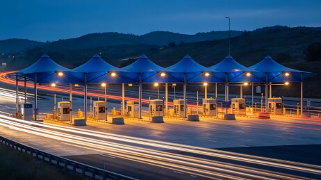 夜间高速公路收费站