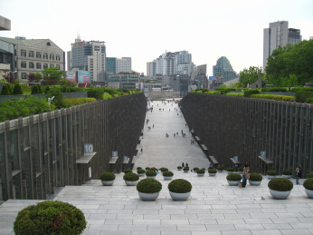 韩国首尔梨花女子大学的著名建筑梨花深谷