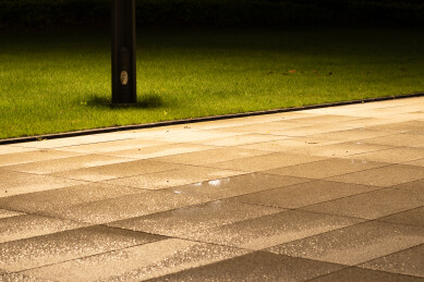 雨夜安静小区里路灯照在地砖和草坪上 