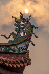夕阳光影下的中式古建筑屋檐龙形剪瓷雕