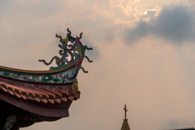 夕阳光影下的中式古建筑屋檐龙形剪瓷雕