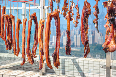 南方冬季传统生晒腊肉场景，广东省江门市