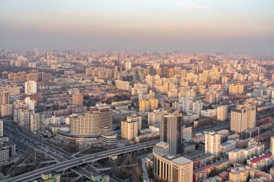 北京中央电视塔俯瞰城市天际线与建筑群远景