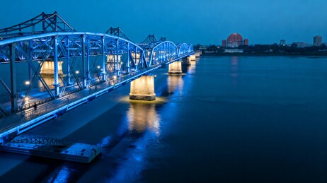 夜幕下的蓝色桥梁与城市景观