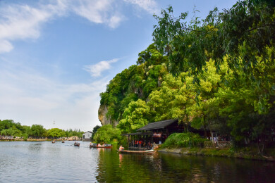 绍兴东湖乌篷船码头，江南水乡的游船风情