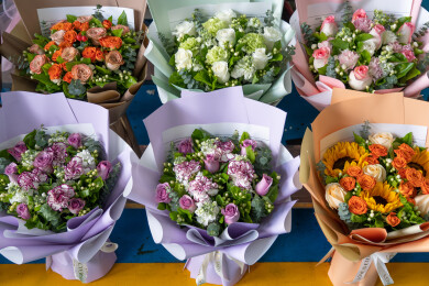 花店里的手捧鲜花花束