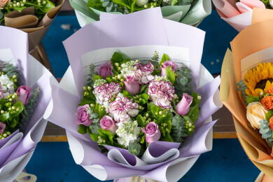 花店里的手捧鲜花花束