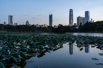 深圳洪湖公园黄昏城市天际线
