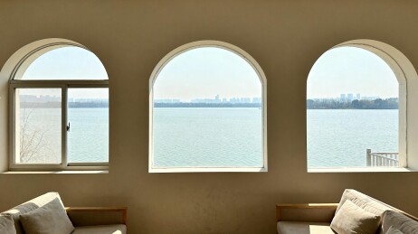 拱窗观湖景室内休闲区