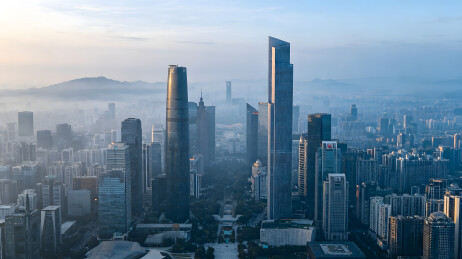 广州珠江新城晨雾中的现代摩天大楼群