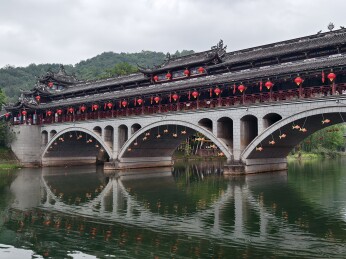 大河与廊桥