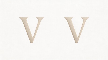 两个米色字母V的特写
