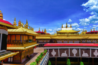 西藏拉萨大昭寺金顶全景藏式建筑金顶装饰