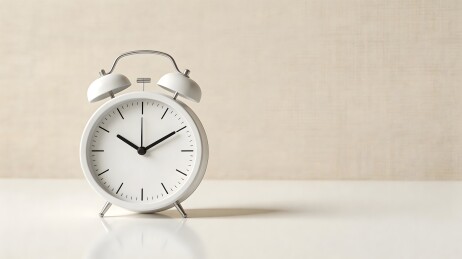白色双铃闹钟静置于桌面