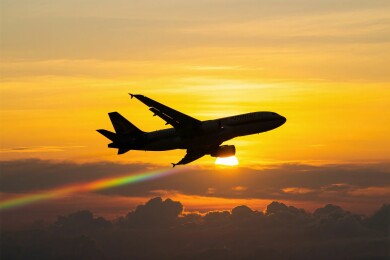 夕陽下飛機飛行