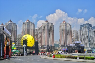 大连·星海湾夏日晴天白云啤酒节与海滨日落