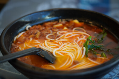 一碗红油肉酱米线，红汤汤汁，米粉