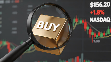放大镜下刻BUY字样的金色立方体