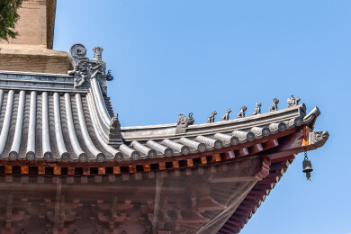 中国陕西省西安市大雁塔景区屋檐斗拱建筑