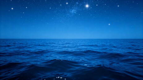 夜空繁星映照深蓝海面