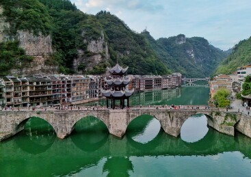 贵州镇远古镇·舞阳河畔太极古城夜景与山水