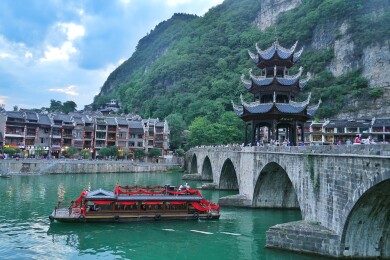 贵州镇远古镇·舞阳河畔太极古城夜景与山水