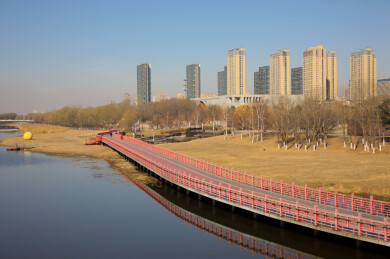 沈阳沈北蒲河生态廊道，滨水栈道初春景观
