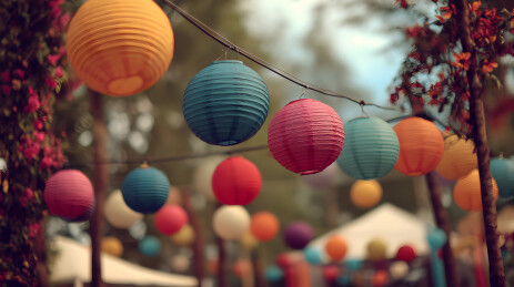 彩色纸灯笼悬挂于户外节庆场景