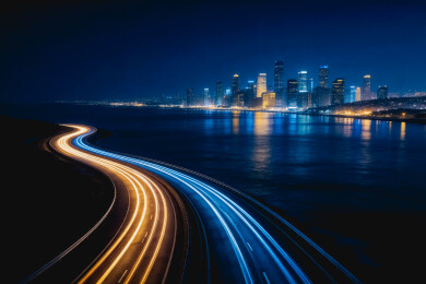 滨海公路夜景与城市天际线光轨