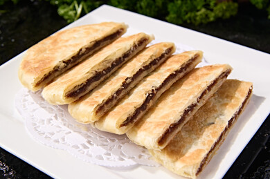 中式面点主食酥皮夹层红糖豆沙饼