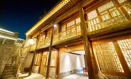 张家口堡子里晋商风格建筑民宿夜景