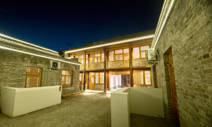 张家口堡子里晋商风格建筑民宿夜景